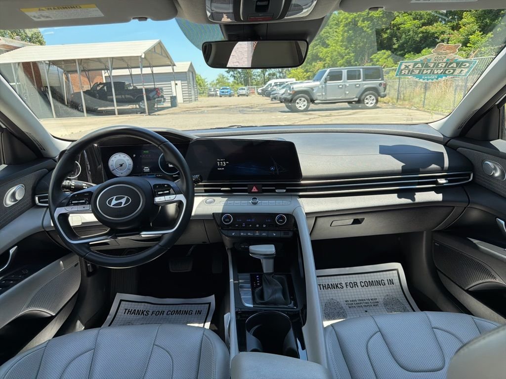 2025 Hyundai Elantra Limited - Photo 21