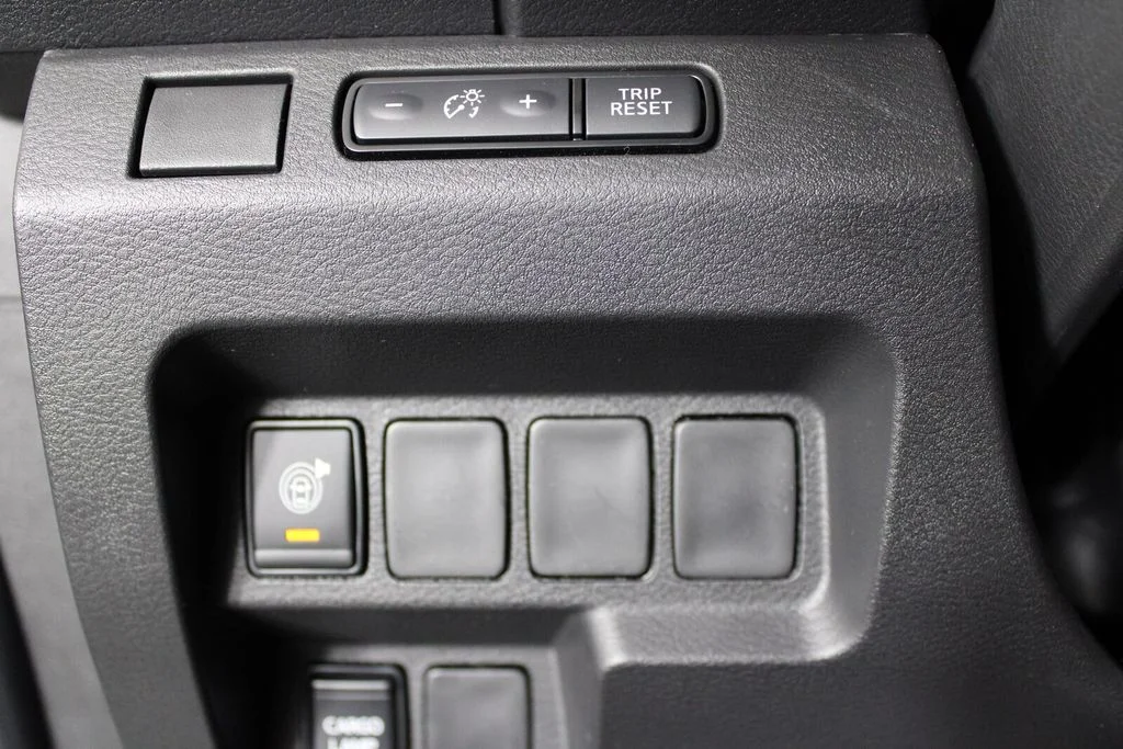 New 2026 Glacier White Nissan Crew Cab S image 19