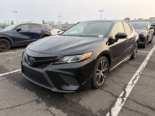 Used 2018 Midnight Black Metallic Toyota SE image 3