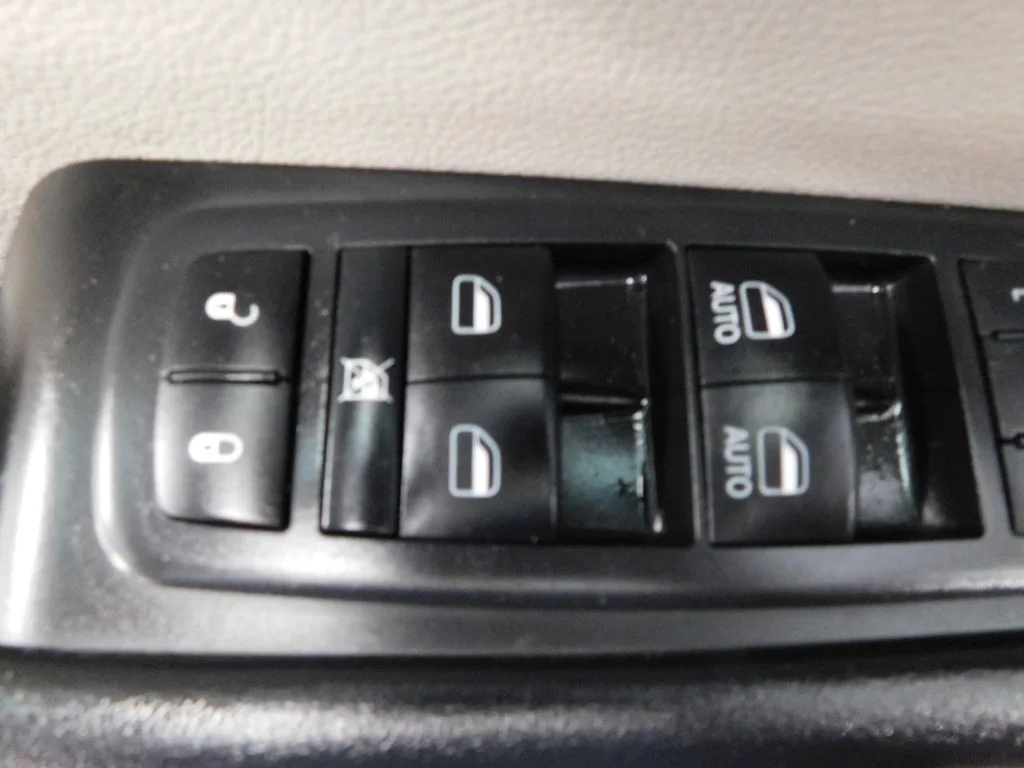 Used 2019 Velvet Red Pearlcoat Chrysler Touring L image 14