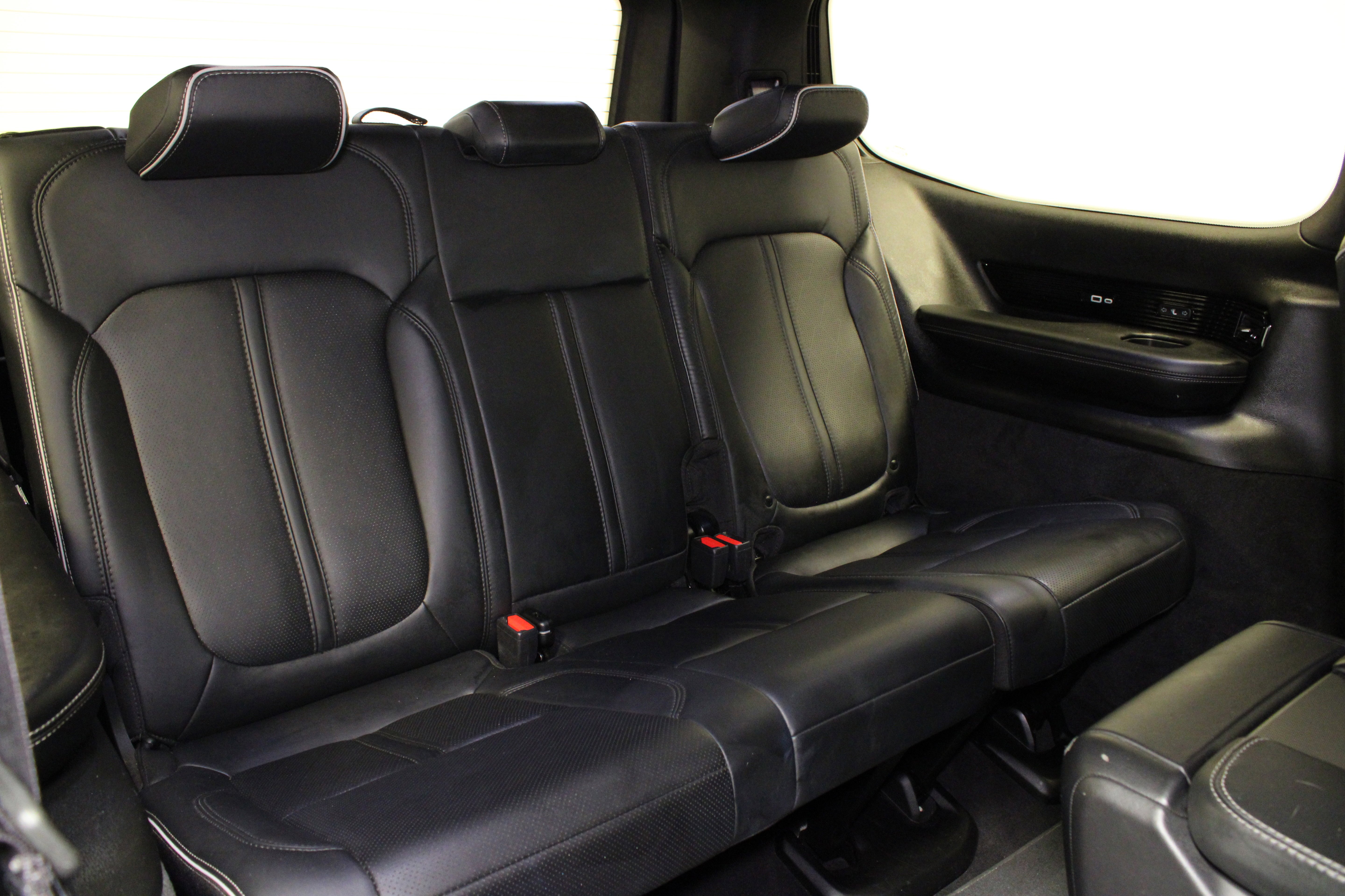Used 2023 Diamond Black Crystal Pearlcoat Jeep Series II image 18