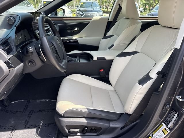 2025 Lexus ES Hybrid 300h - Photo 11