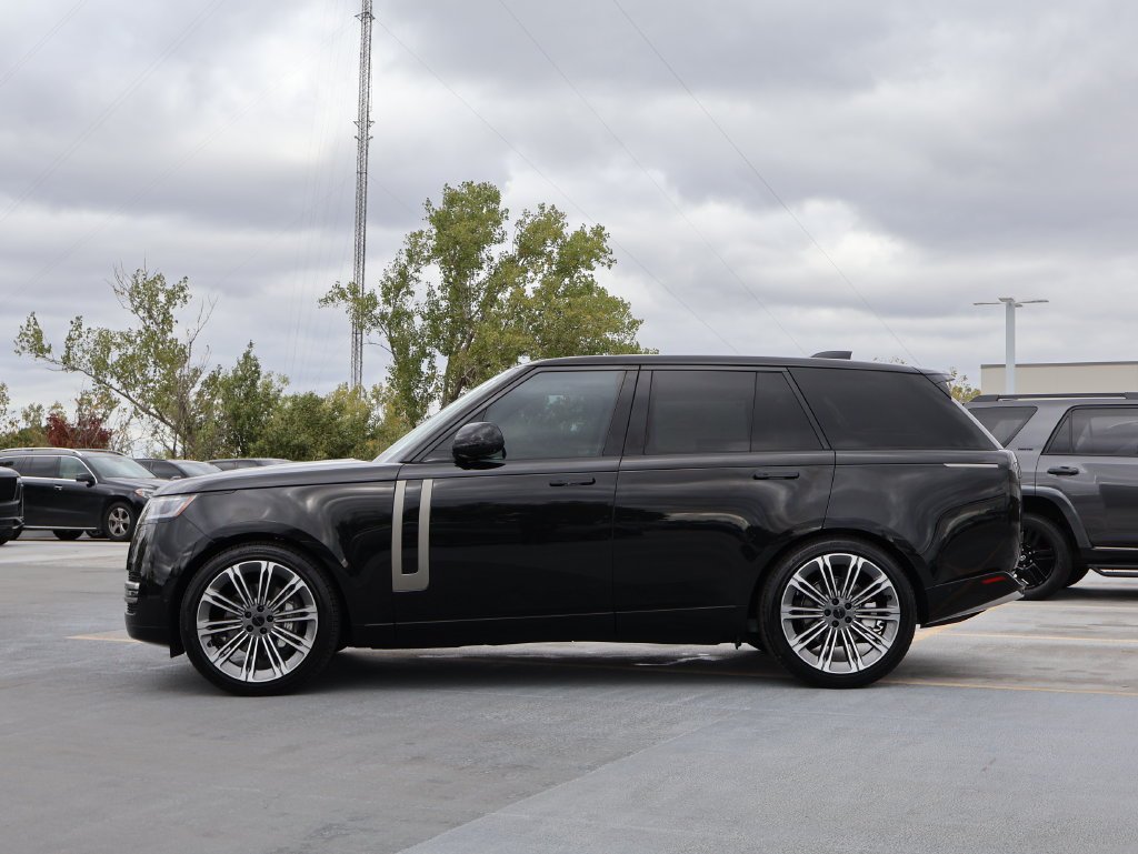 Used 2026 Santorini Black Metallic Land Rover SE image 4