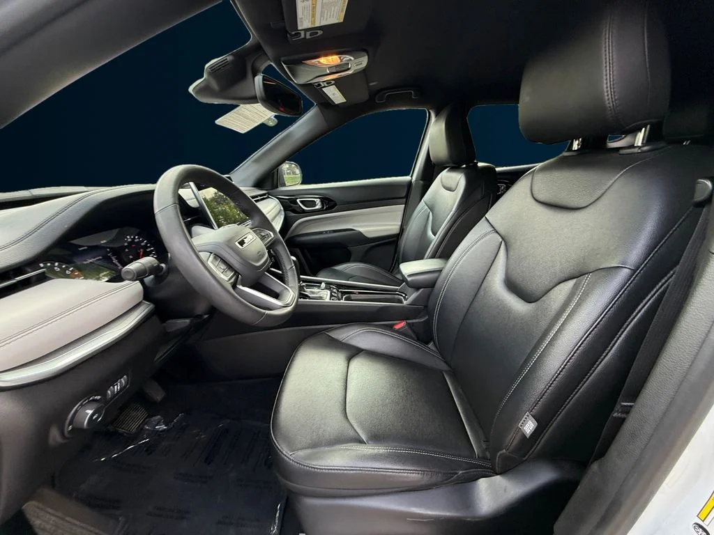 Used 2025 White Jeep Limited image 10