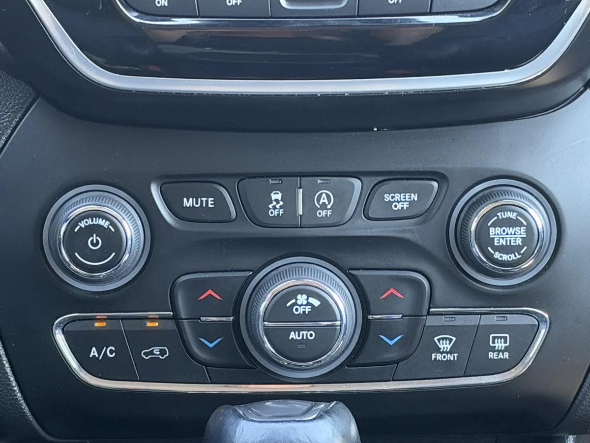 Used 2022 Grey Jeep Limited 4x4 image 20