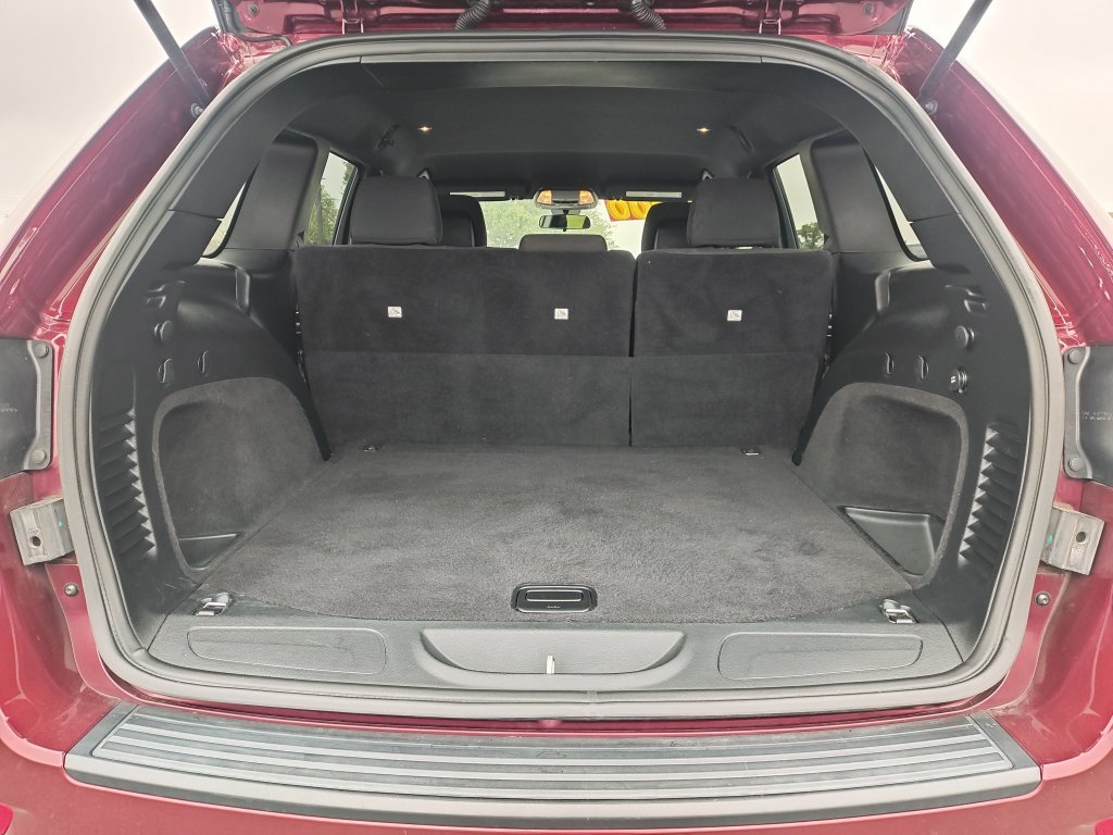 Used 2020 Red Jeep Laredo E image 9