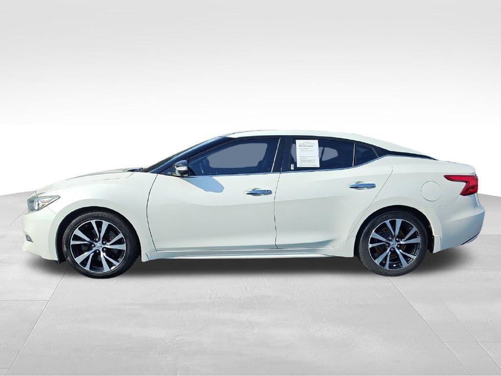 Used 2018 White Nissan Platinum image 2