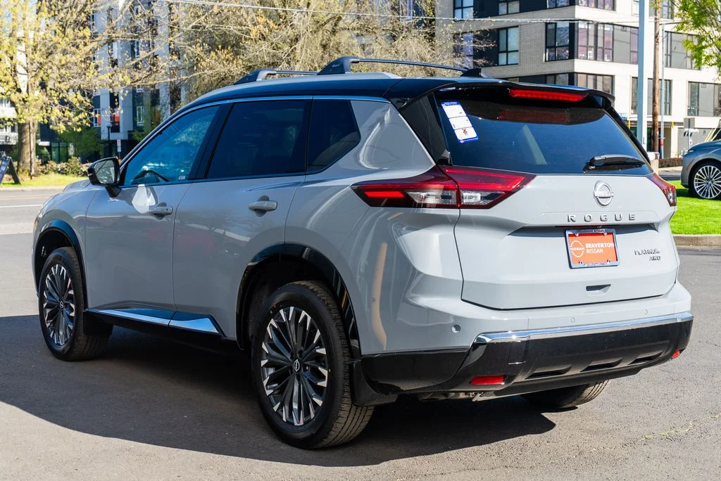 New 2026 Boulder Gray Pearl / Super Black Two-tone Nissan Platinum image 4