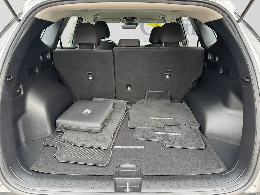 Used 2025 Silver Hyundai SE image 4
