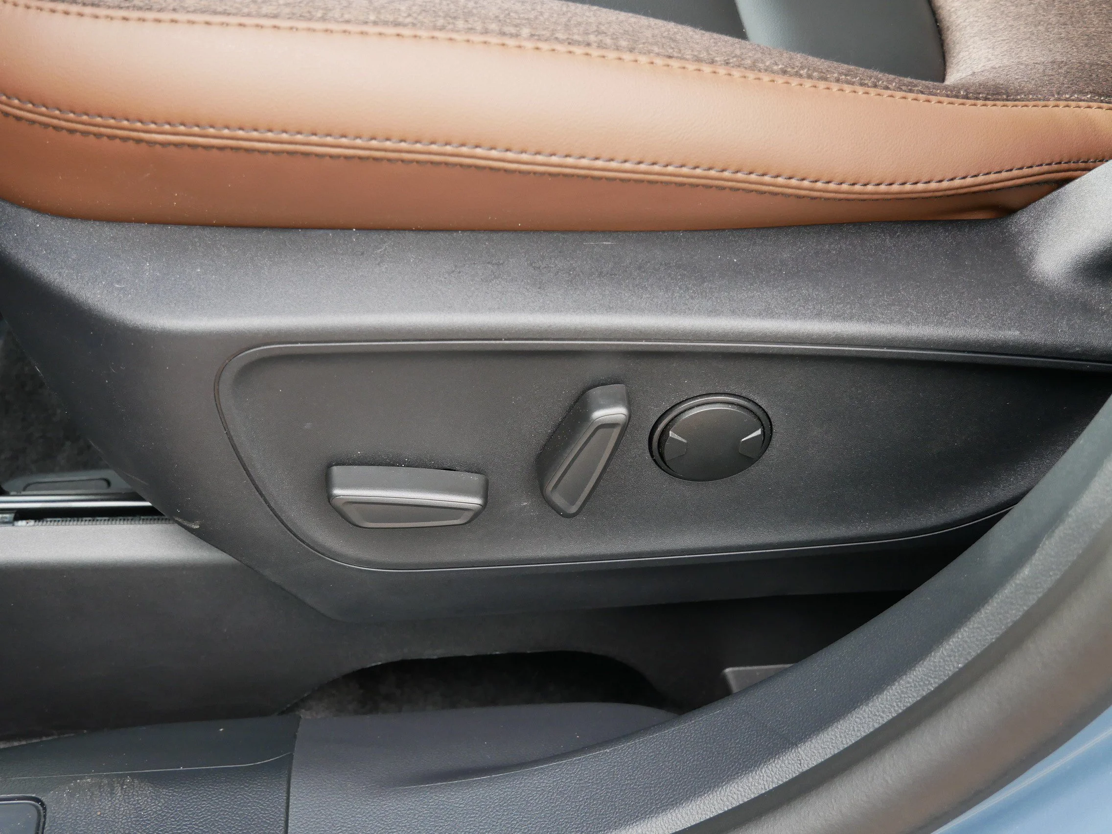 New 2026 Azure Gray Metallic Ford Outer Banks image 19