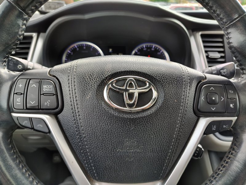 Used 2018 Silver Toyota XLE image 13