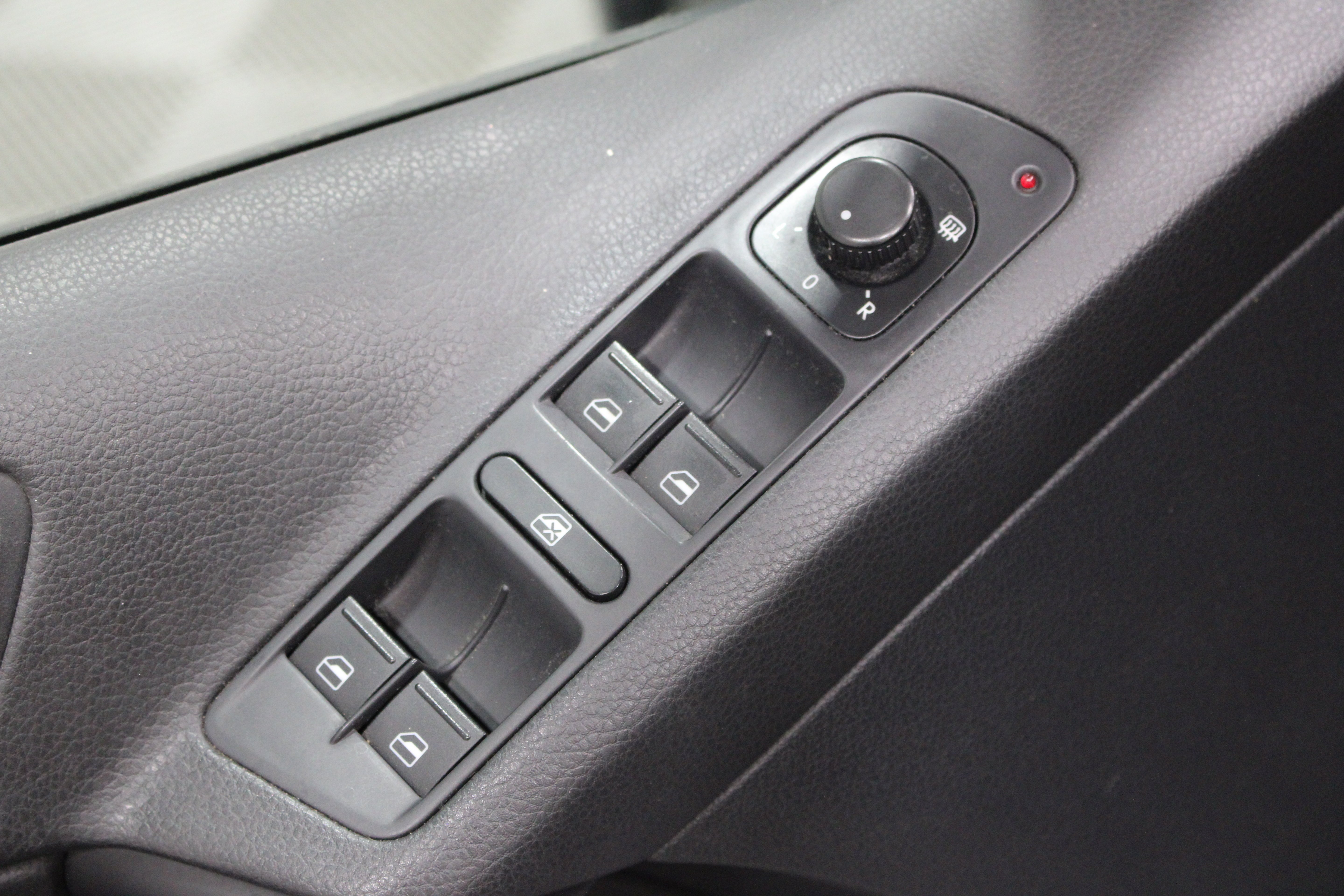 Used 2014 Deep Black Pearl Volkswagen SE image 6