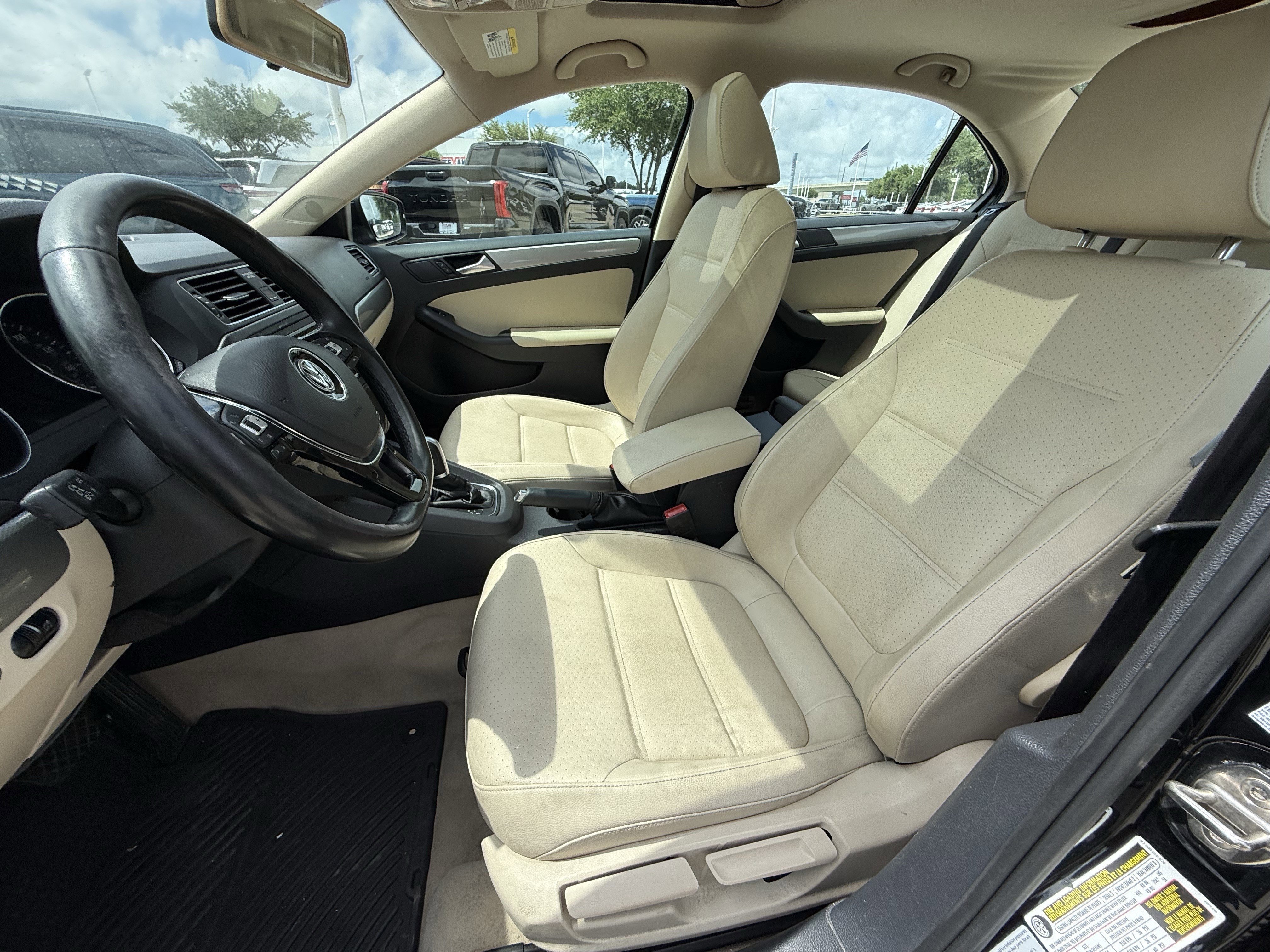 Used 2015  Volkswagen  image 27