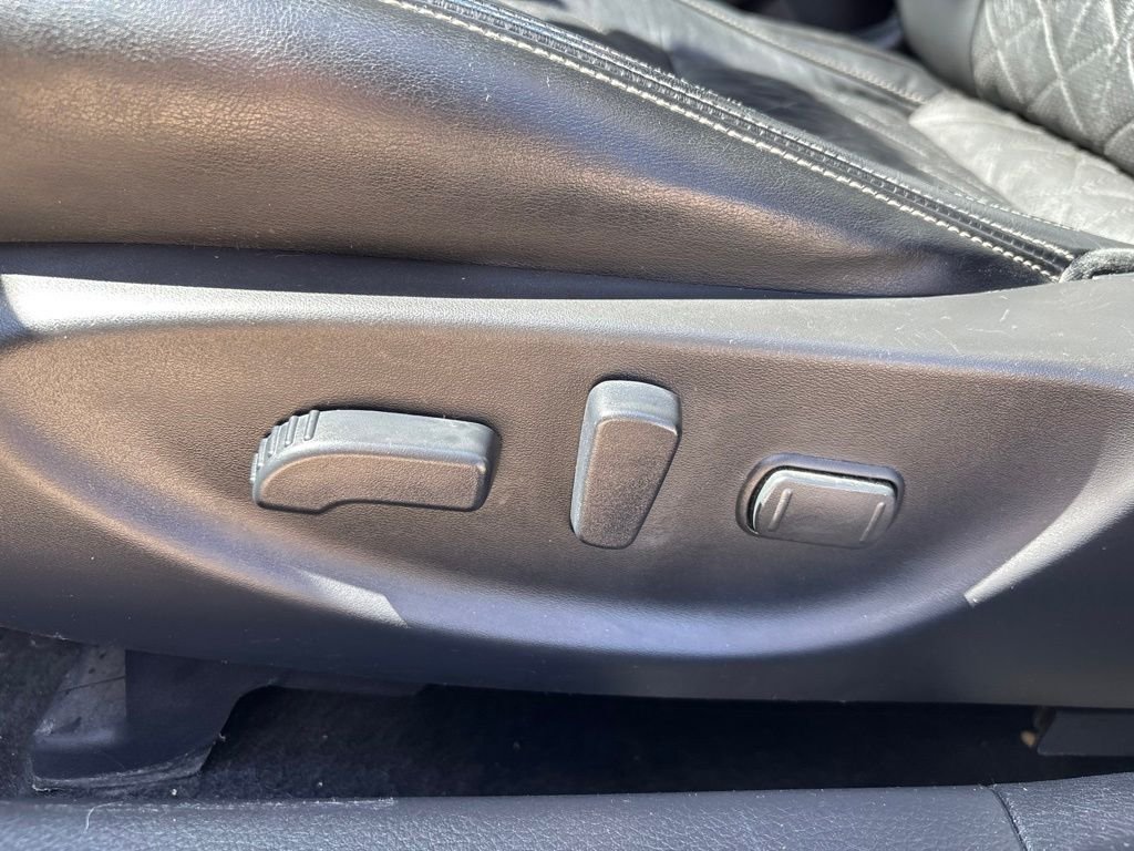 Used 2016 Bordeaux Nissan Platinum image 18