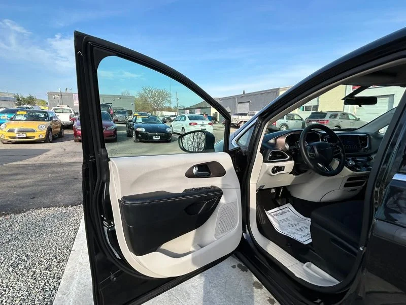 Used 2021 Black Chrysler L Minivan 4D image 35
