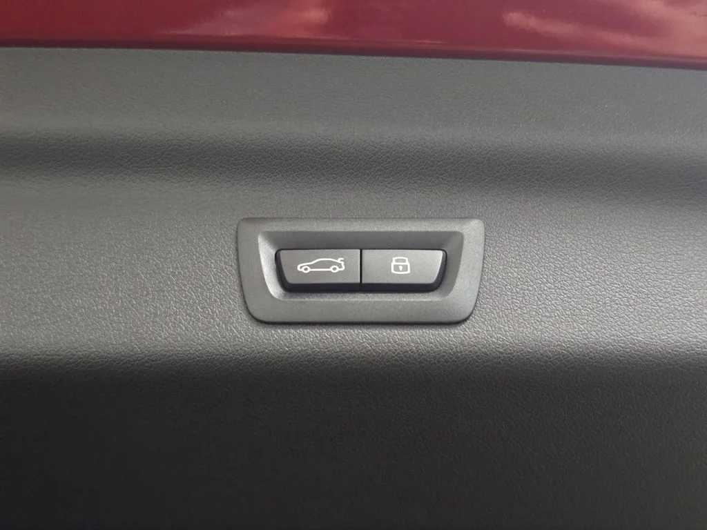 Used 2026 Vegas Red Metallic BMW xDrive28i image 16