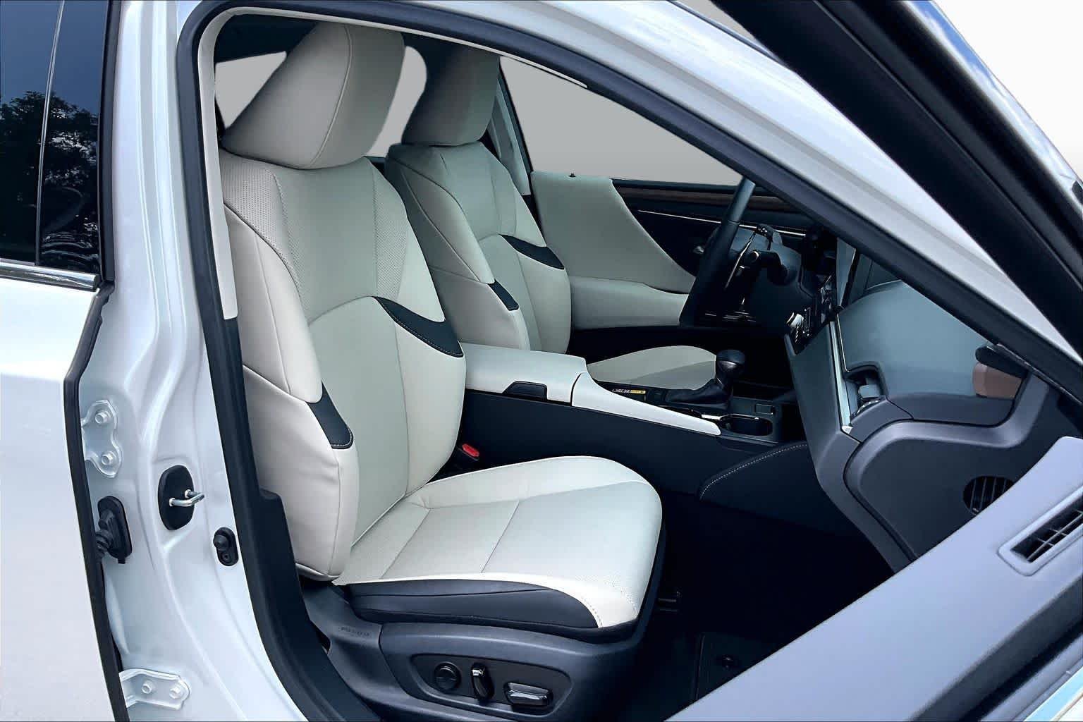 Used 2025 Eminent White Pearl Lexus  image 9