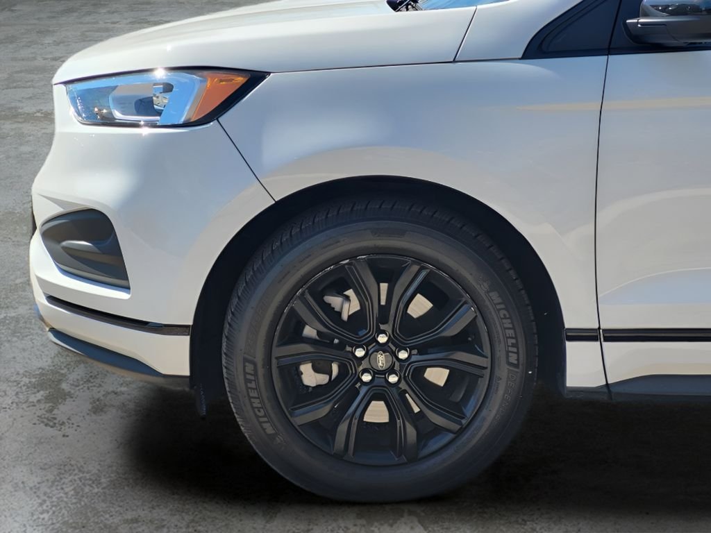 Used 2022 Oxford White Ford SE image 26