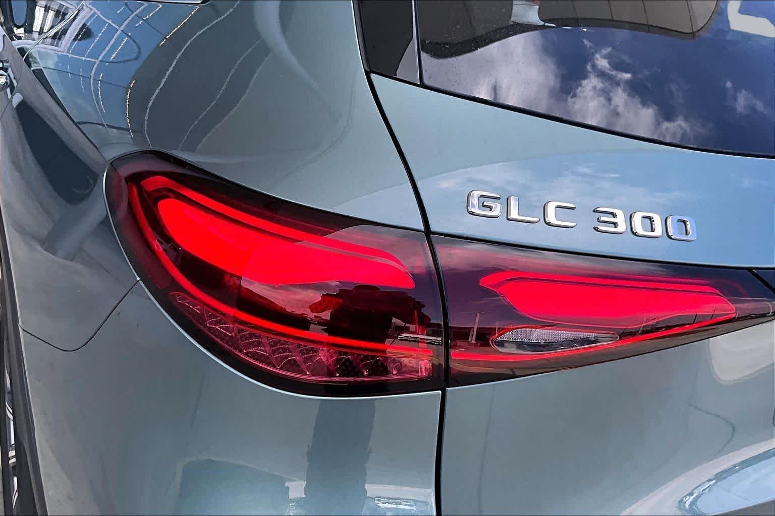 Used 2026 Verde Silver Metallic Mercedes-Benz GLC 300 image 25