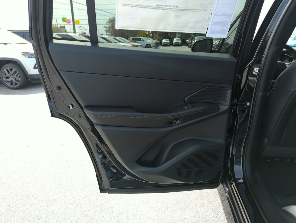 New 2026 Diamond Black Crystal Pearl-Coat Exterior Paint Jeep Limited image 26