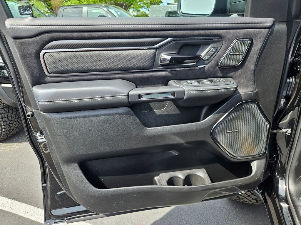 New 2026 Diamond Black Crystal Pearl-Coat Exterior Paint RAM RHO image 10