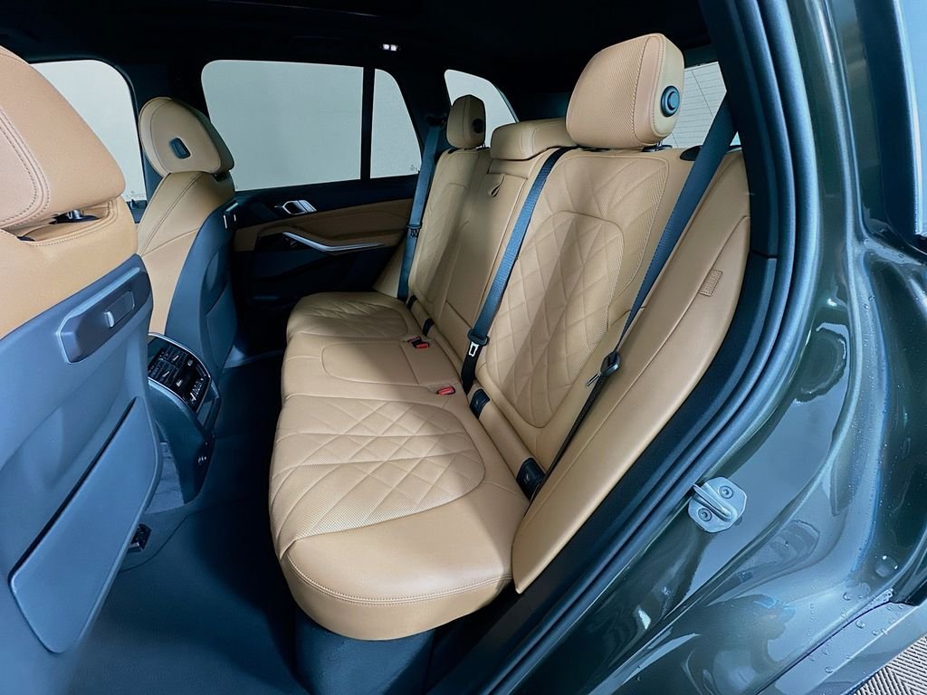 Used 2026 Manhattan Green Metallic BMW sDrive40i image 17
