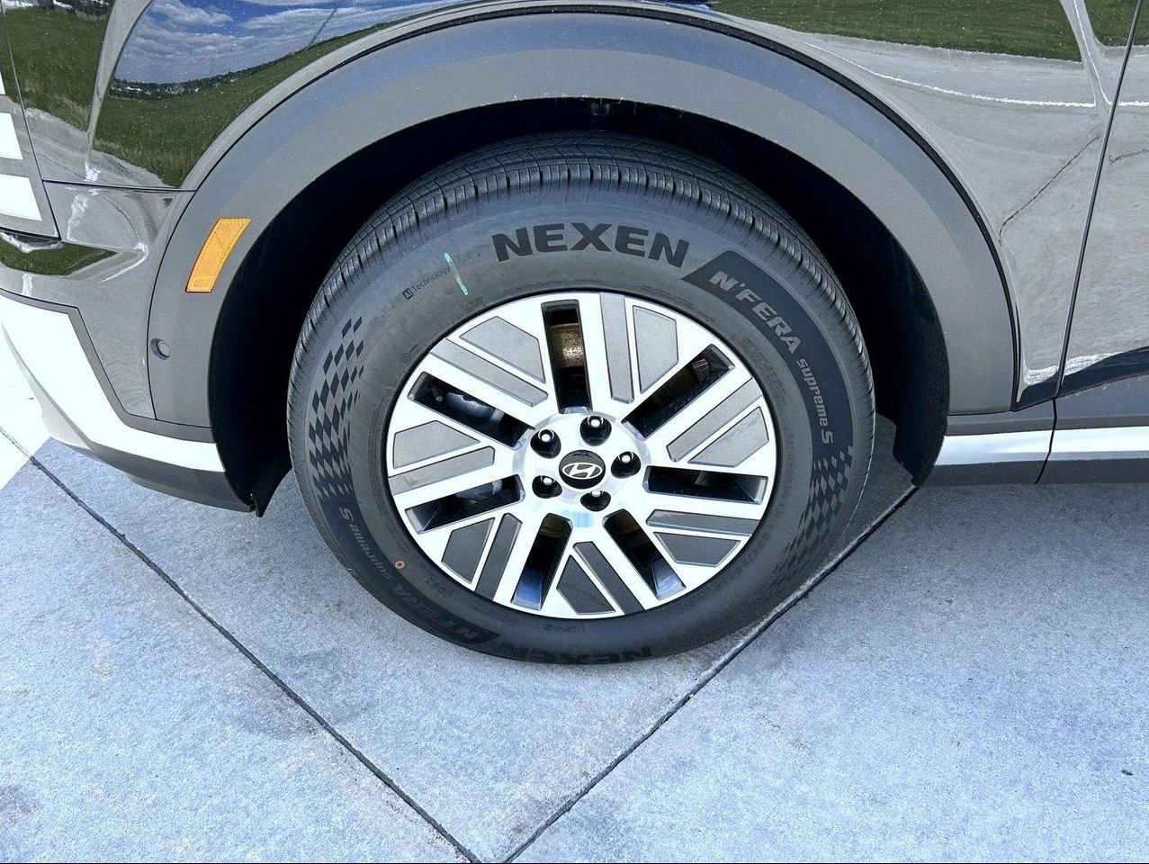 New 2026 Black Hyundai SEL Premium image 24