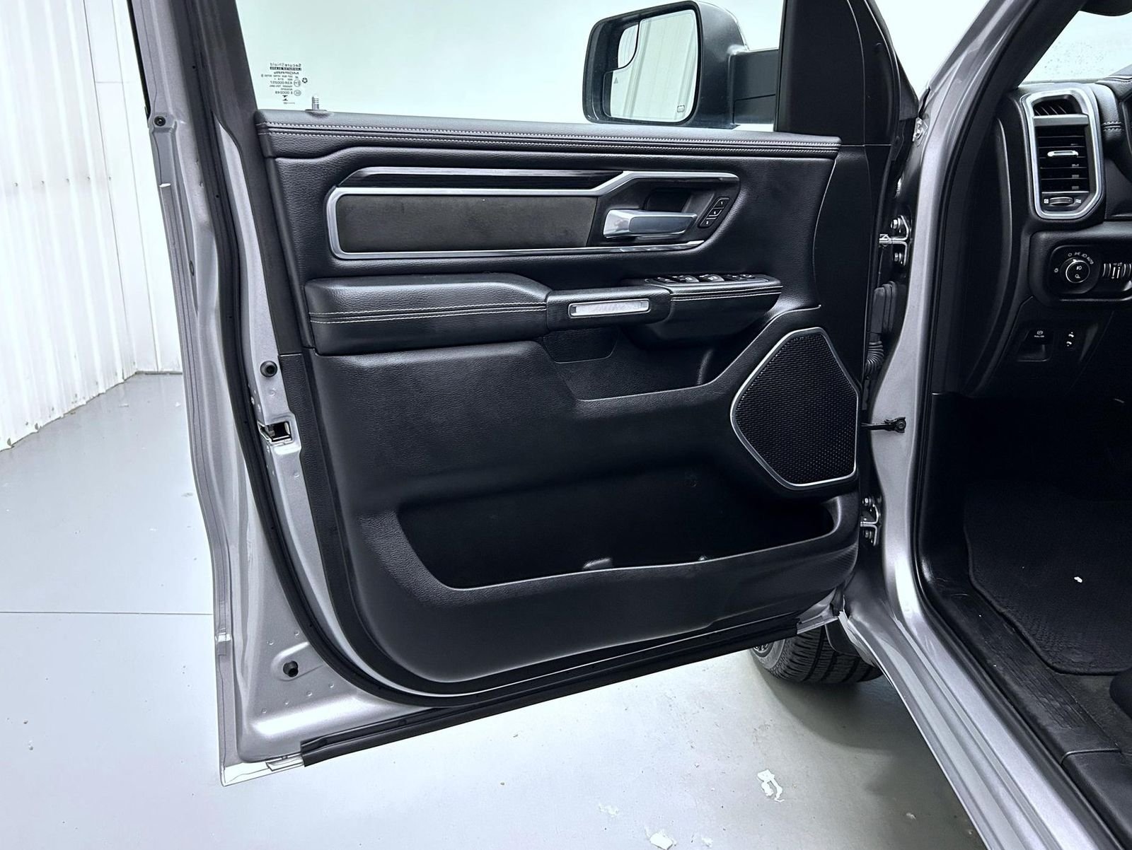 Used 2023 Silver Ram Laramie image 9