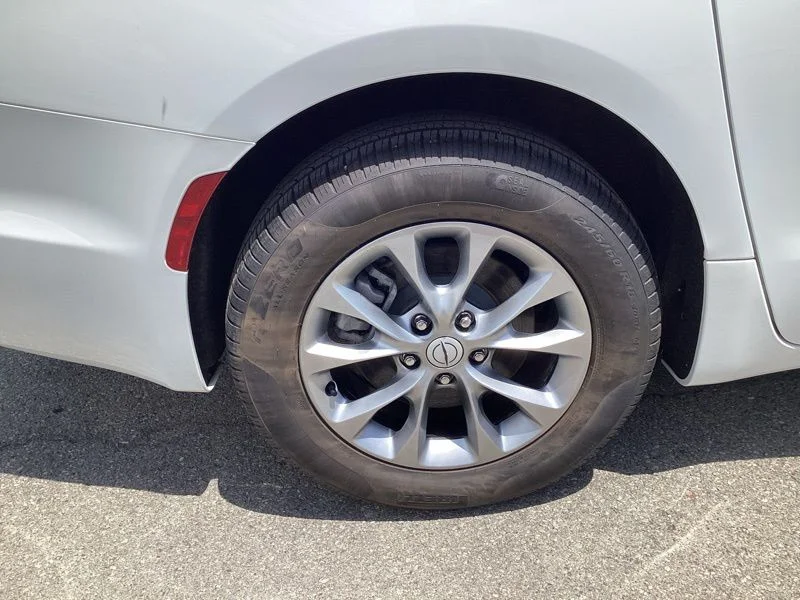 New 2026 Bright White Clear-Coat Exterior Paint Chrysler Select image 9