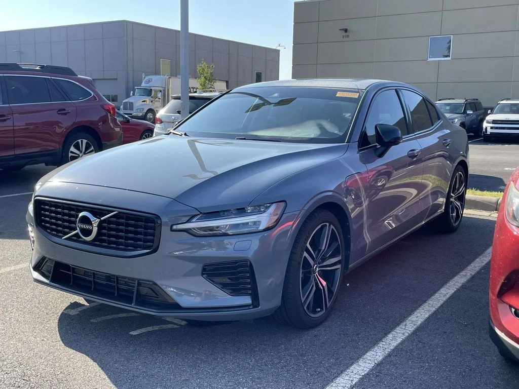 Used 2022 Thunder Grey Metallic Volvo R-Design Expression image 2