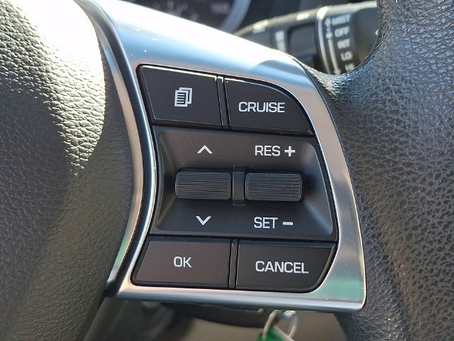 Used 2018 White Hyundai SE image 21