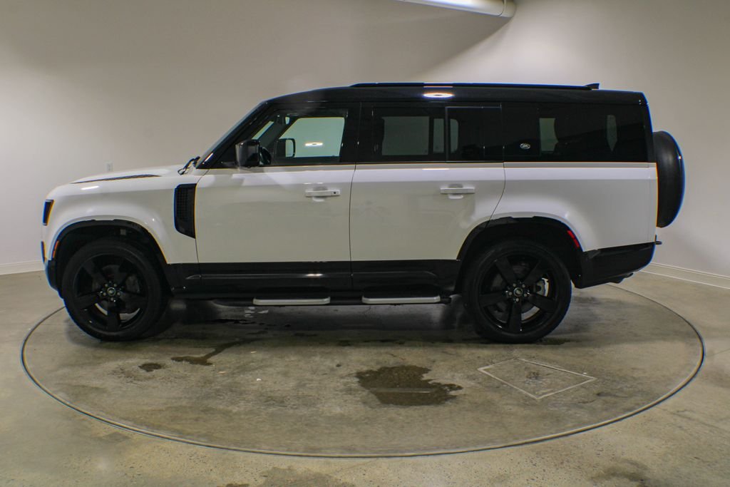 Used 2023 Fuji White Land Rover X-Dynamic SE image 3