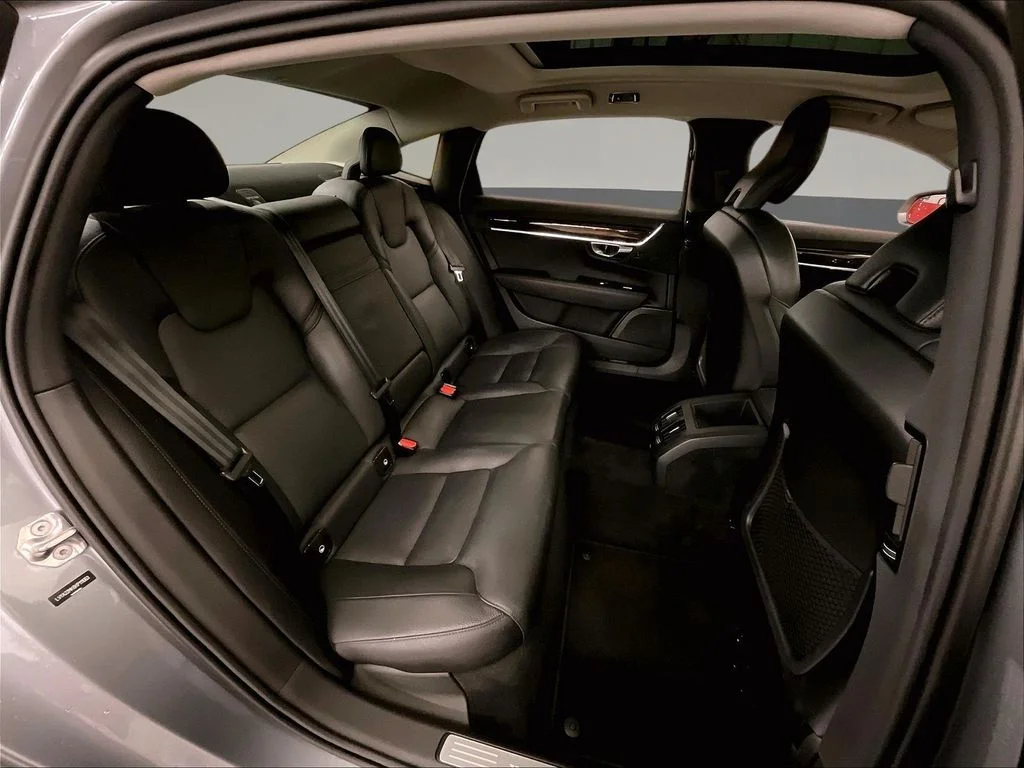 Used 2019 Gray Volvo T6 Momentum image 31