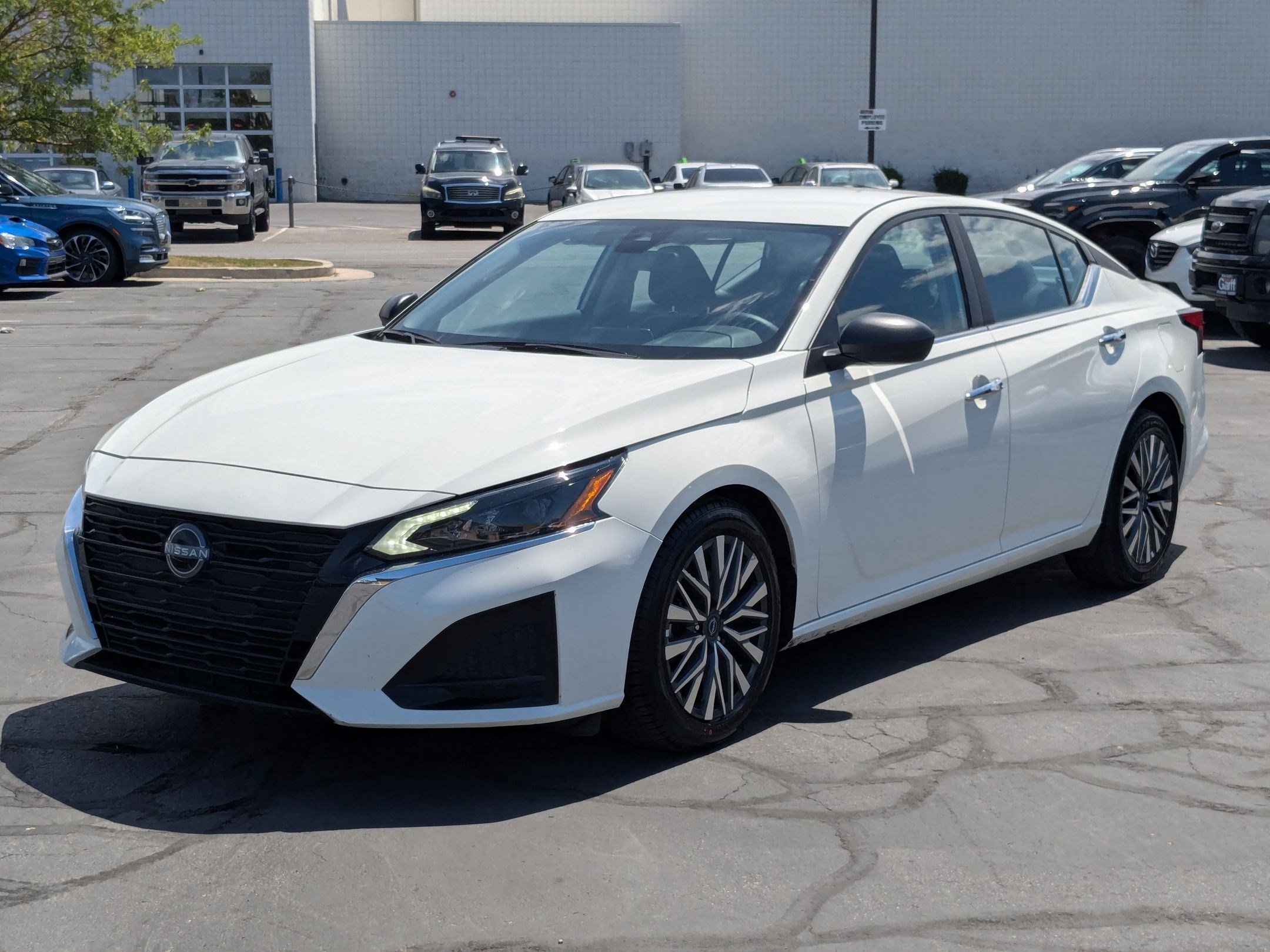 Used 2025 Glacier White Nissan SV image 9