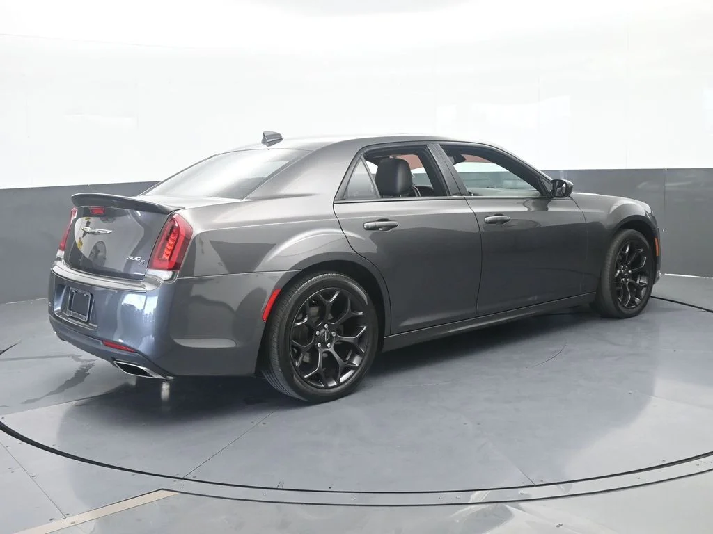 Used 2020 Granite Crystal Metallic Clearcoat Chrysler S image 6