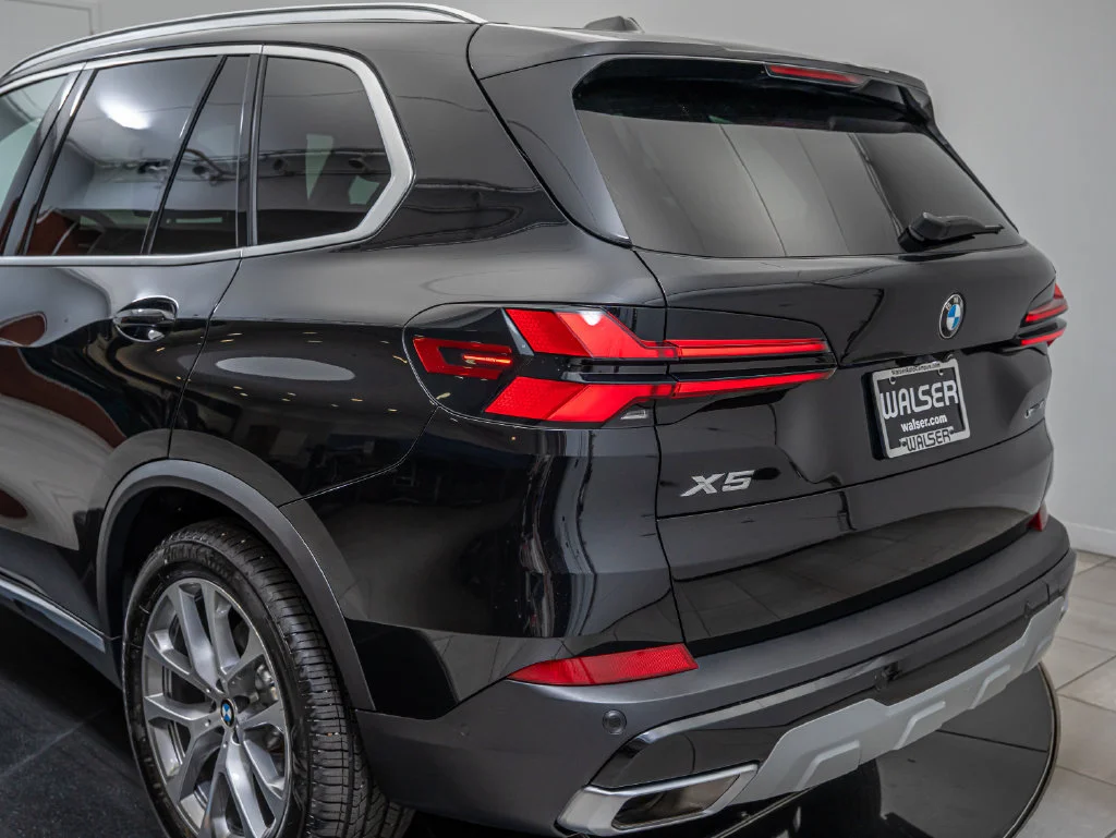 Used 2024 Black Sapphire Metallic BMW xDrive40i image 19