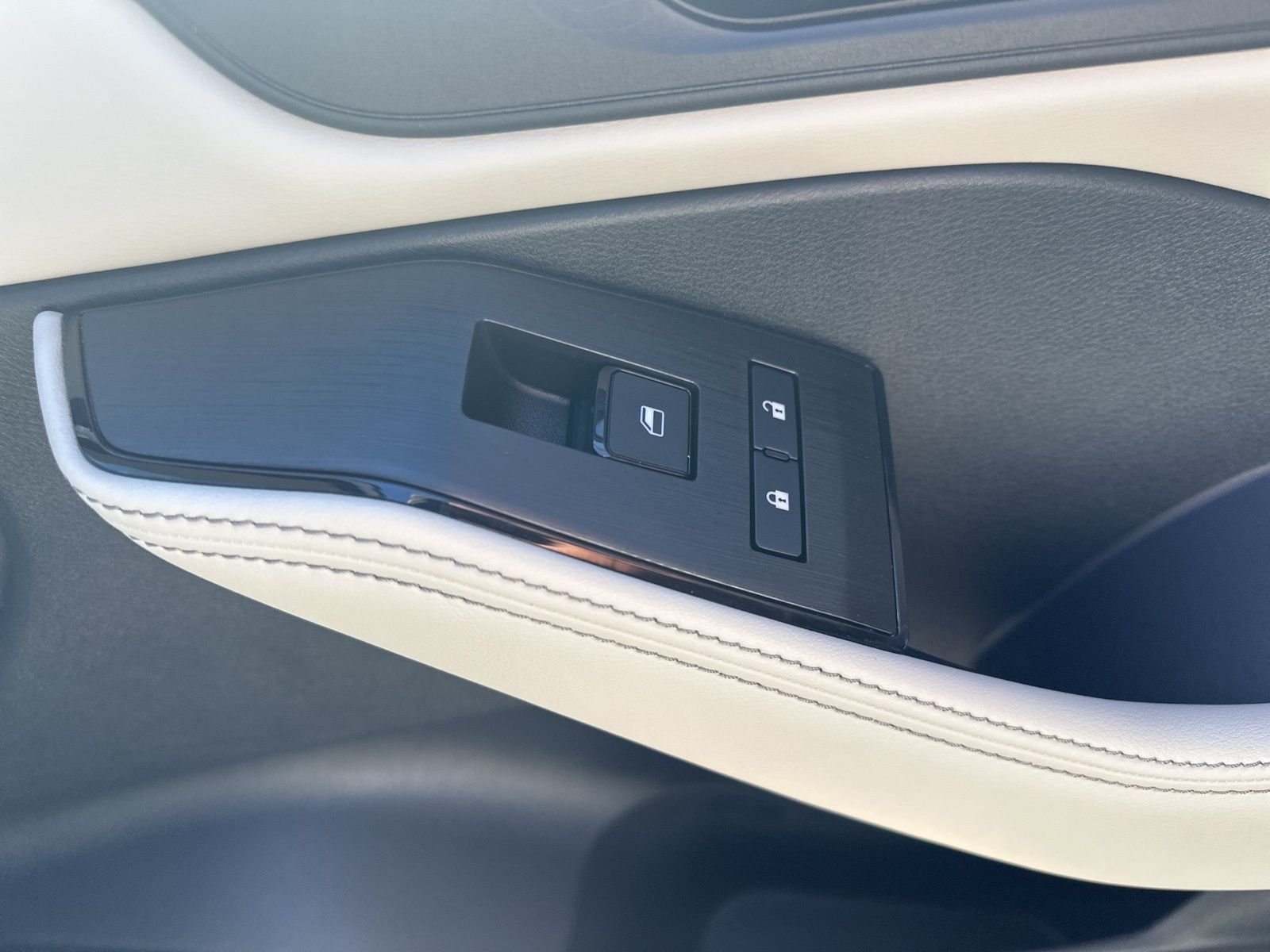 2025 Nissan Rogue SV - Photo 39