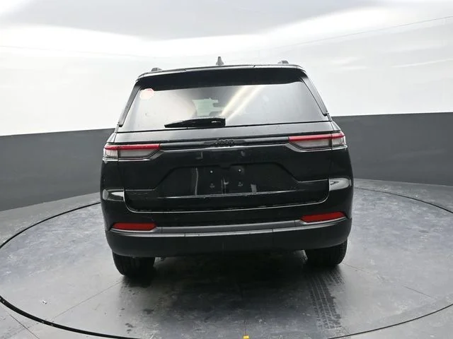 New 2026 Diamond Black Crystal Pearl-Coat Exterior Paint Jeep Altitude image 9