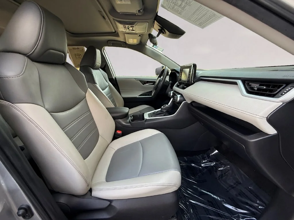 Used 2022 Silver Toyota XLE Premium image 17