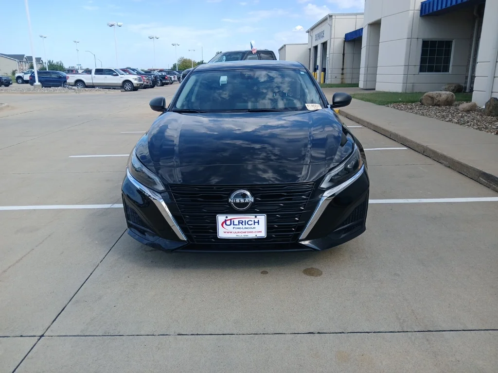 Used 2024 Super Black Nissan 2.5 SV image 3