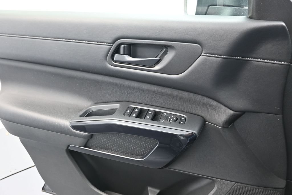 Used 2025 Gray Nissan SV image 14