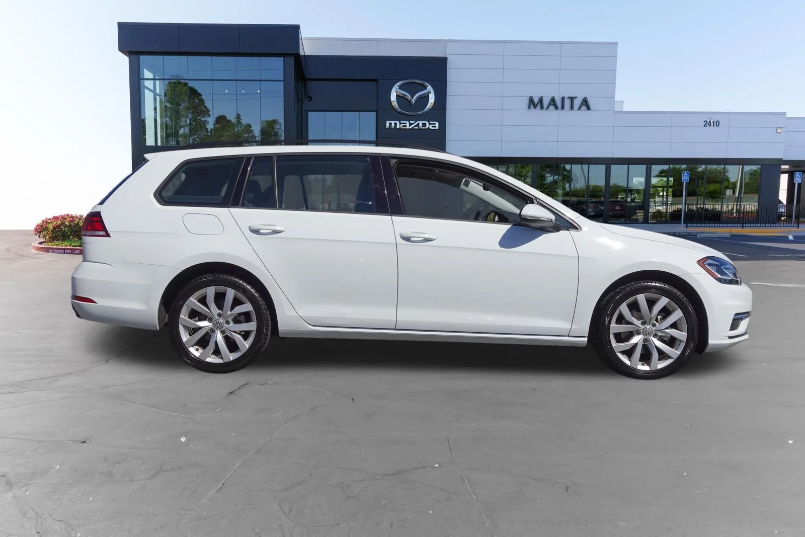 Used 2019 Pure White Volkswagen SE image 2
