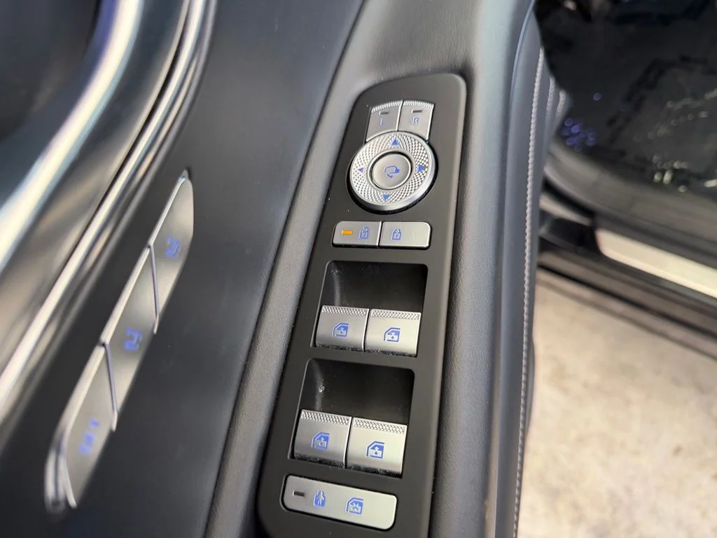 Used 2025 Black Genesis 2.5T image 39