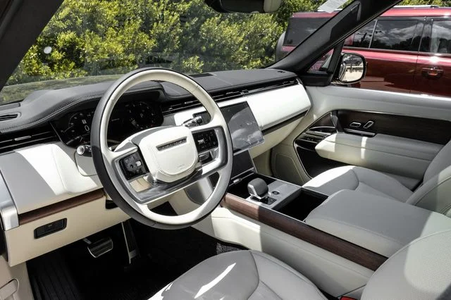 New 2026 Black Land Rover SE image 3