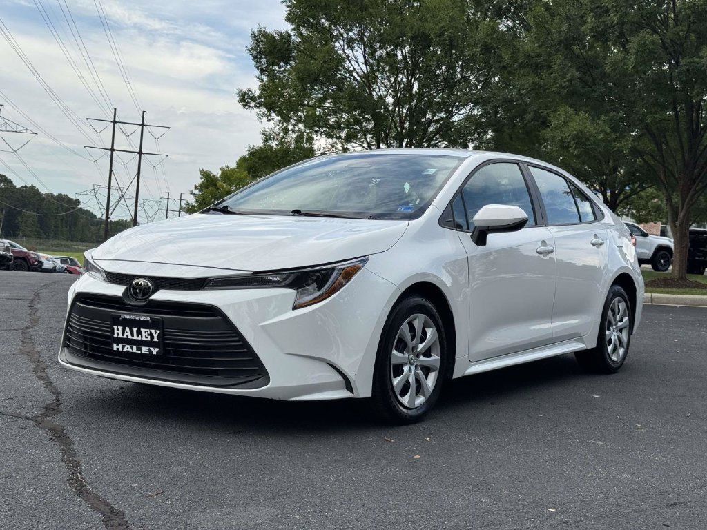 Used 2025 White Toyota LE image 25