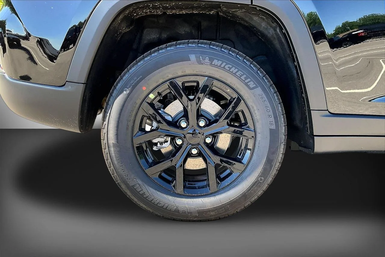 New 2026 Diamond Black Crystal Pearlcoat Jeep Altitude image 34