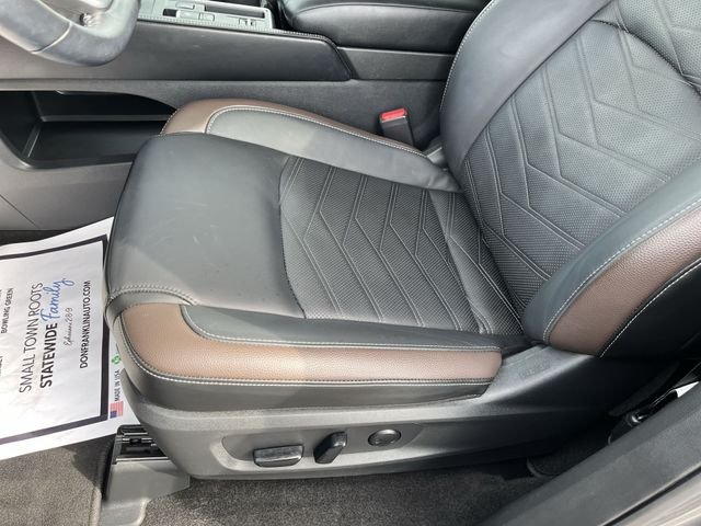 Used 2025 Gray Nissan Platinum image 12
