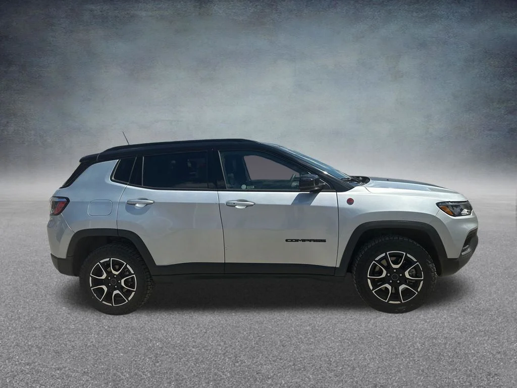 Used 2025 Silver Zynith Metallic Clearcoat Jeep Trailhawk image 34