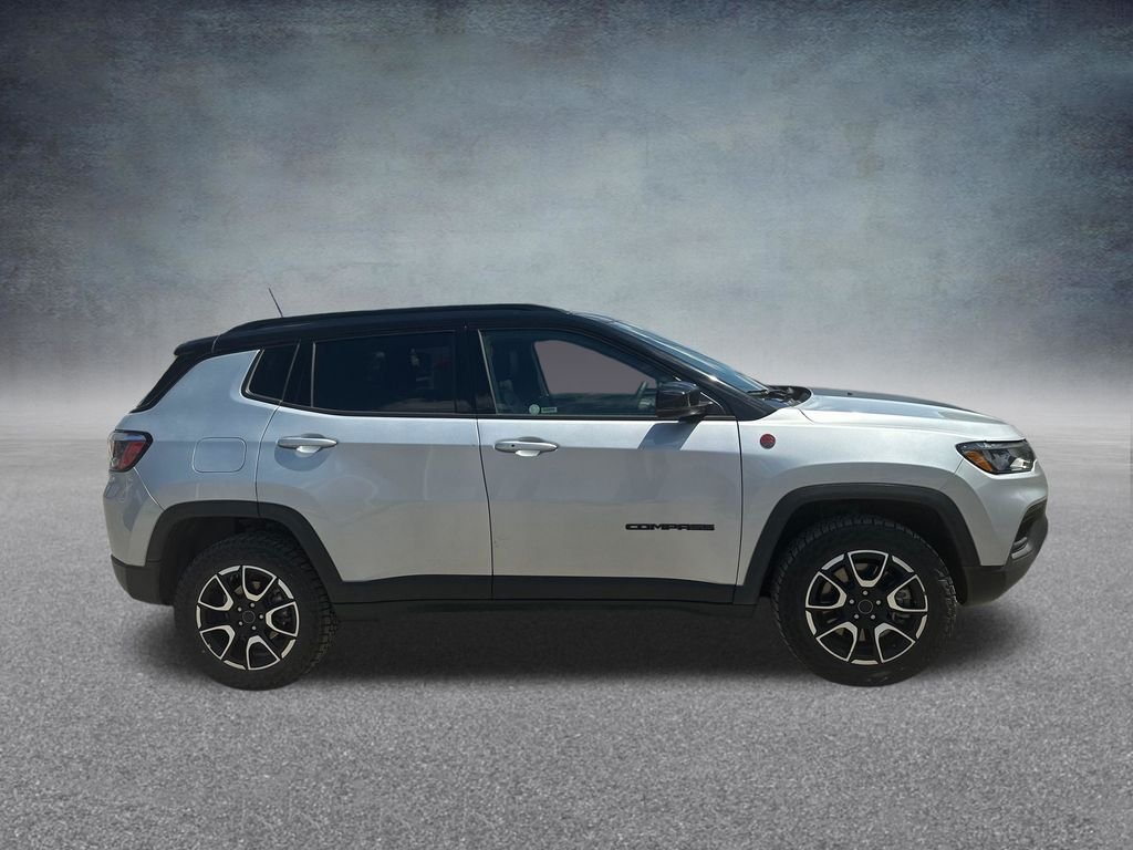 Used 2025 Silver Zynith Metallic Clearcoat Jeep Trailhawk image 34
