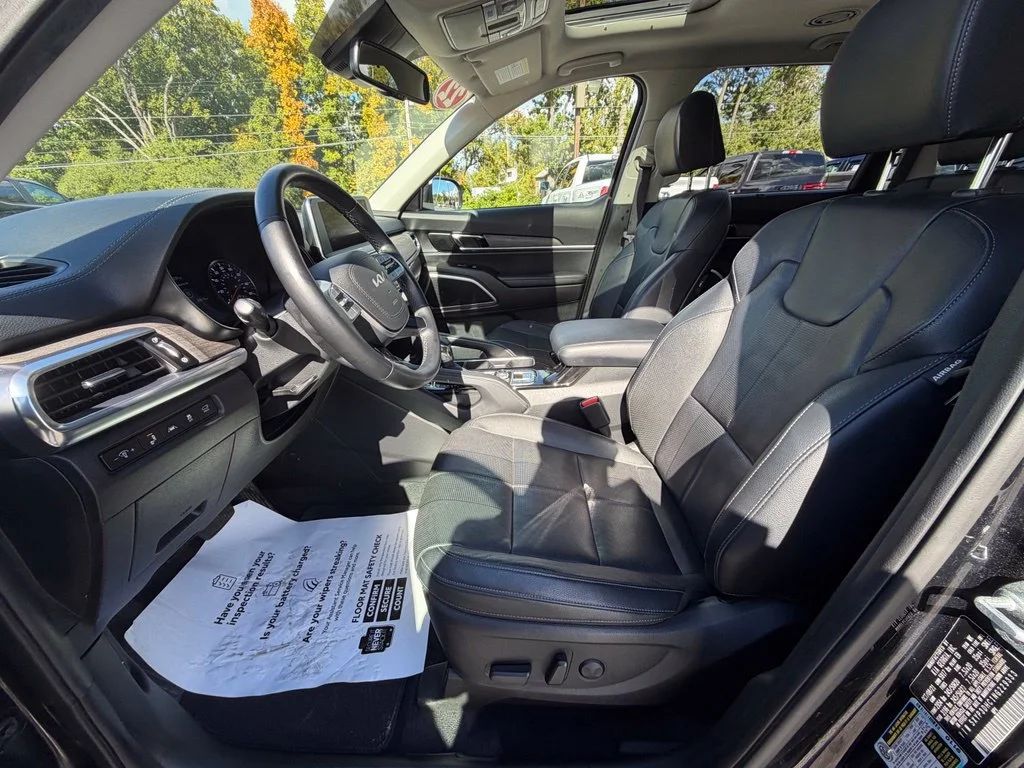 Used 2022 Black Kia EX image 11